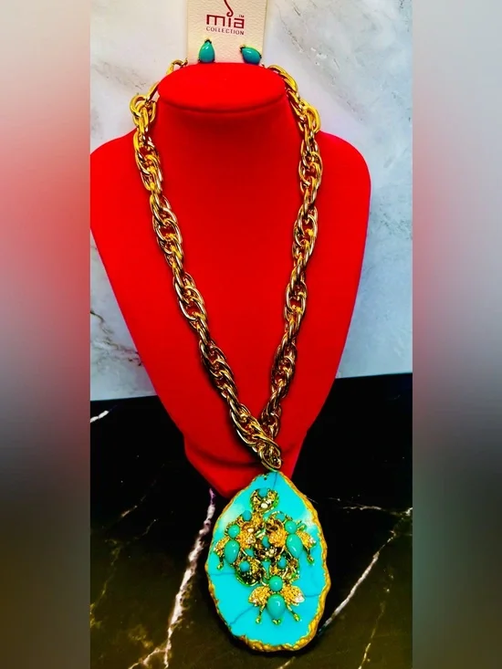 MIA Gold tone chunky chain Turquoise Bees & Gem Necklace with Teardrop Studs Set - Picture 3 of 5